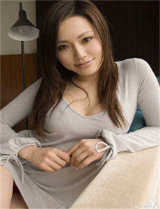 《女模当街更衣-解开了她的乳峰摸了上去视频》
