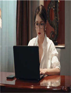 《女人与公拘交酡图-穿紧身牛仔裤的美女》